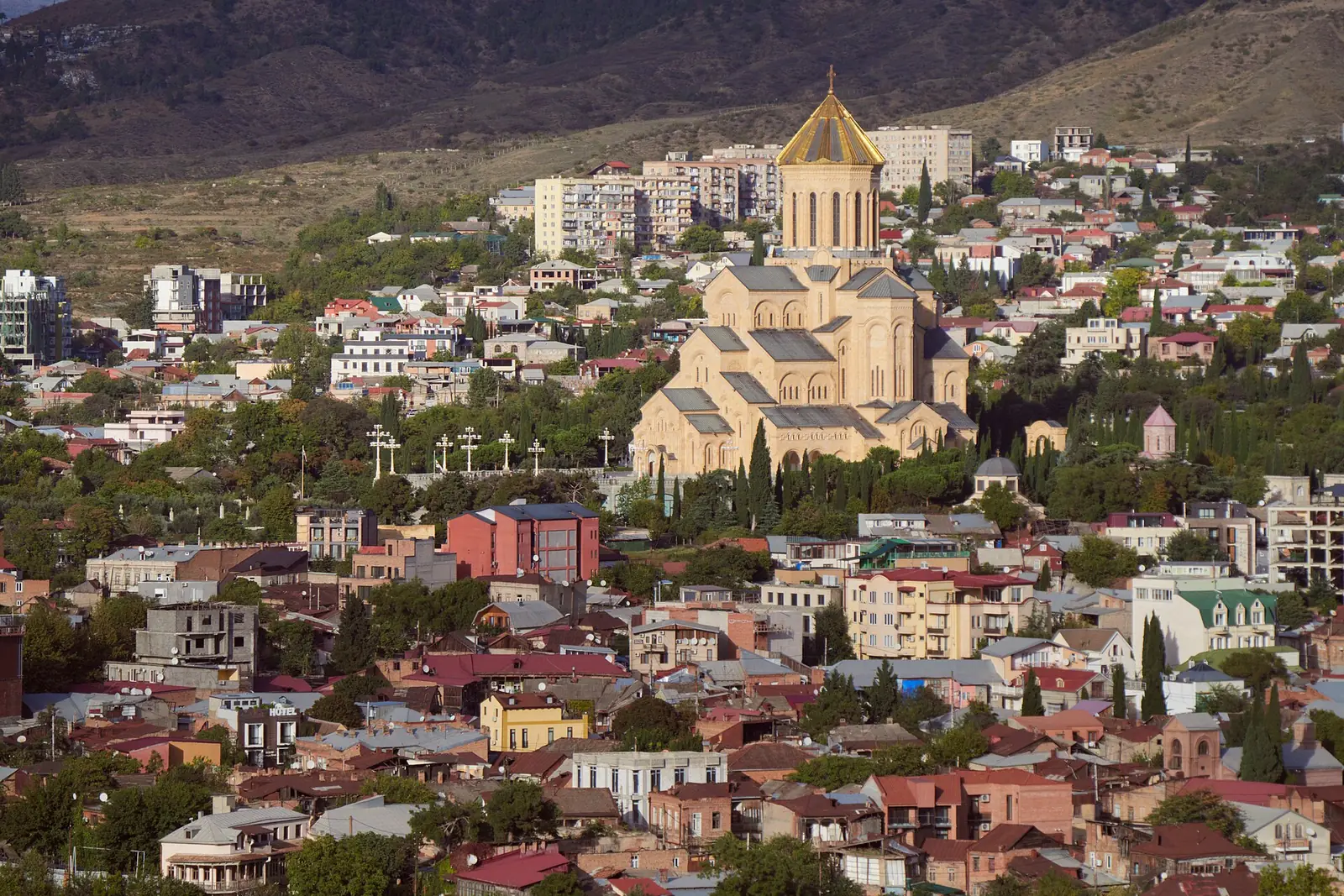Cathédrale de la Sainte-Trinité (Sameba) et son dôme doré dominant les quartiers de Tbilissi
