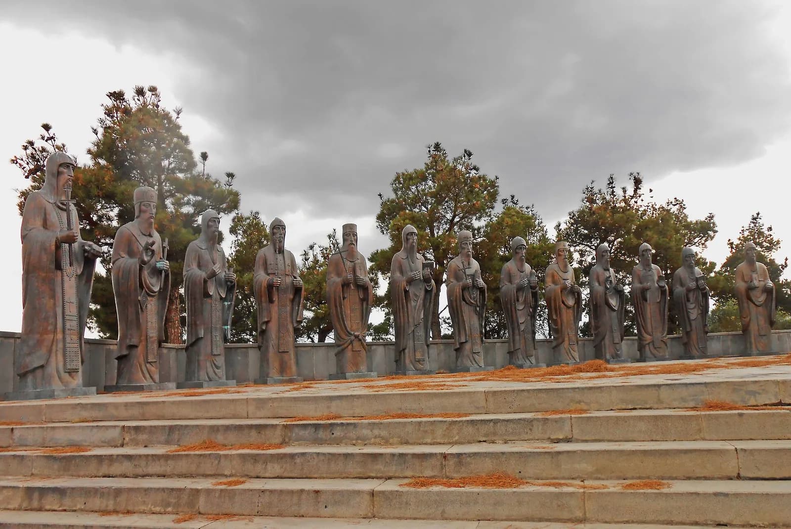 Statues des patriarches du monument de la Chronique de Géorgie, sur la colline dominant Tbilissi