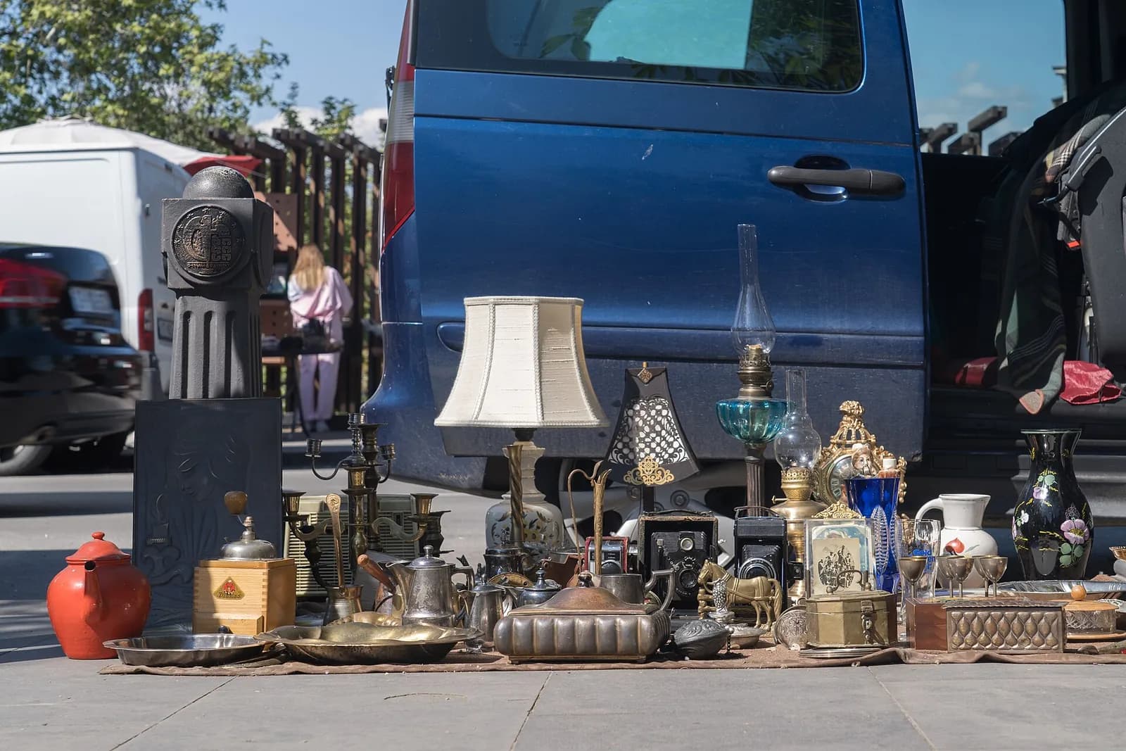 Étal d'objets anciens (lampes, samovars, appareils photo) au marché aux puces du Pont sec à Tbilissi
