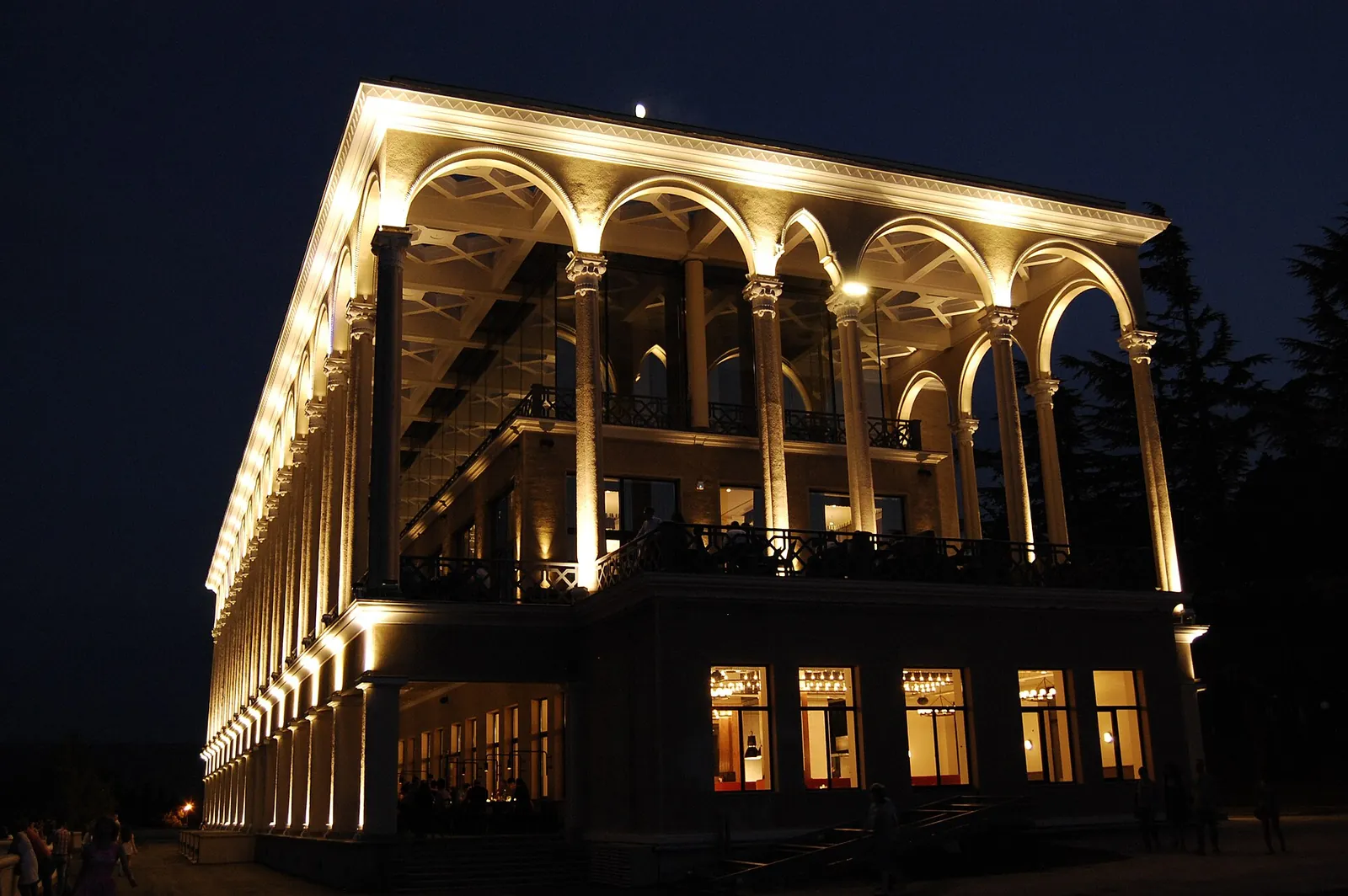 Bâtiment illuminé de la station supérieure du funiculaire de Mtatsminda, de nuit à Tbilissi