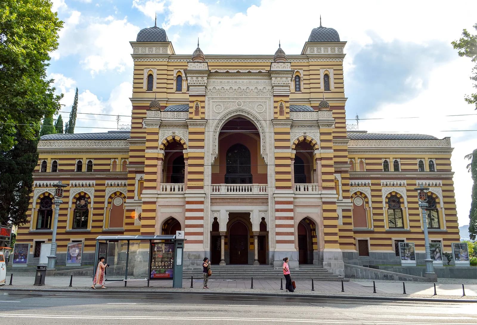 Façade néo-mauresque rayée de l'Opéra de Tbilissi sur l'avenue Roustaveli