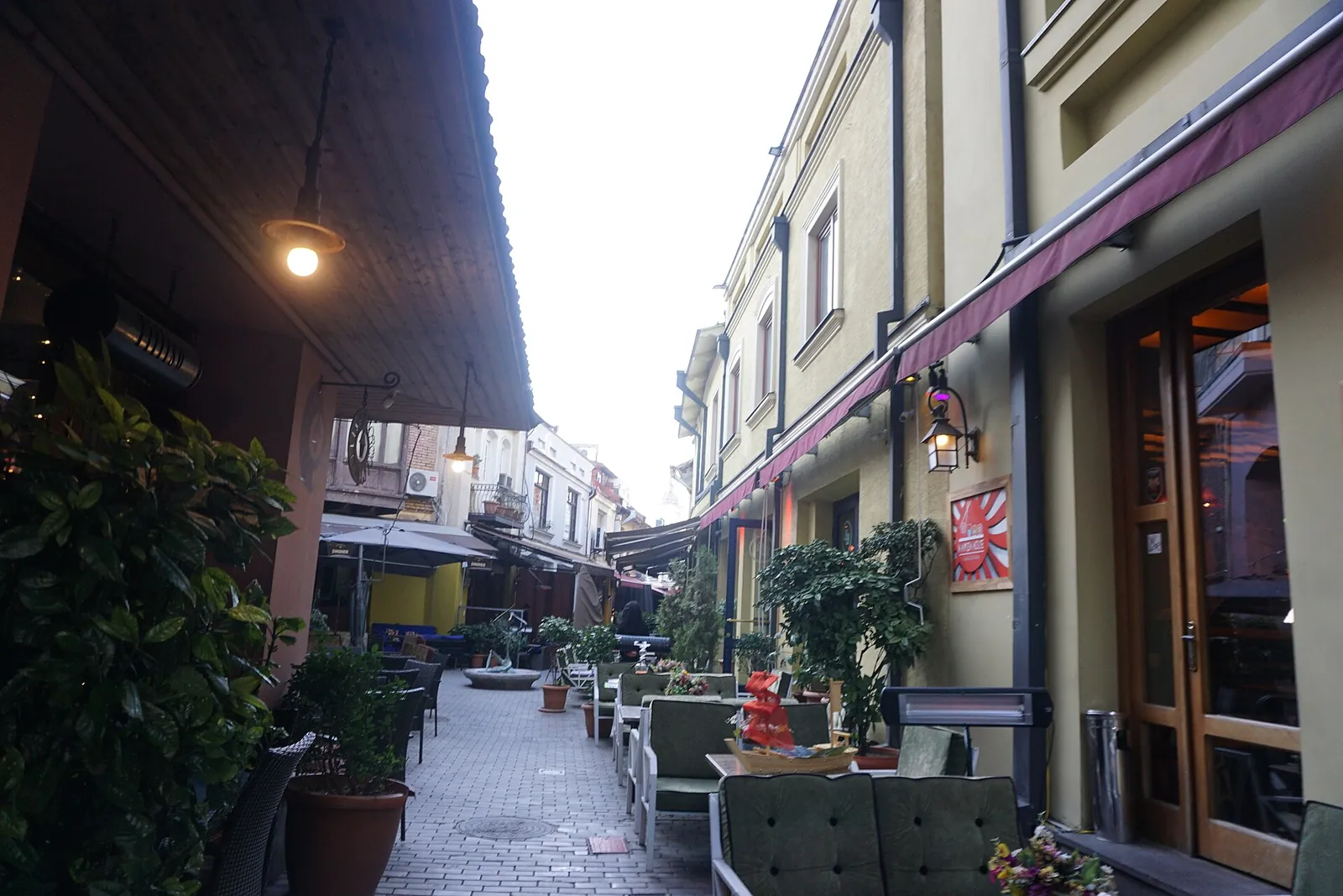 Rue piétonne Shardeni bordée de terrasses de cafés et de restaurants dans la vieille ville de Tbilissi
