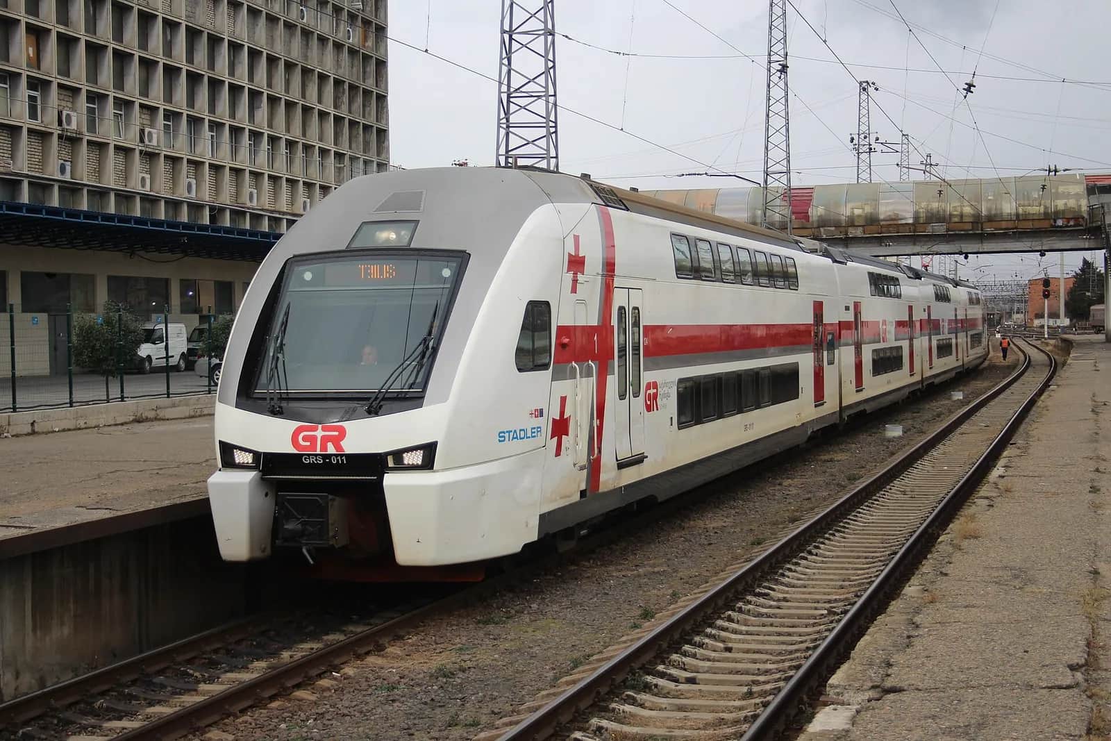 Rame Stadler à deux niveaux de Georgian Railway entrant en gare centrale de Tbilissi après un trajet depuis Batoumi