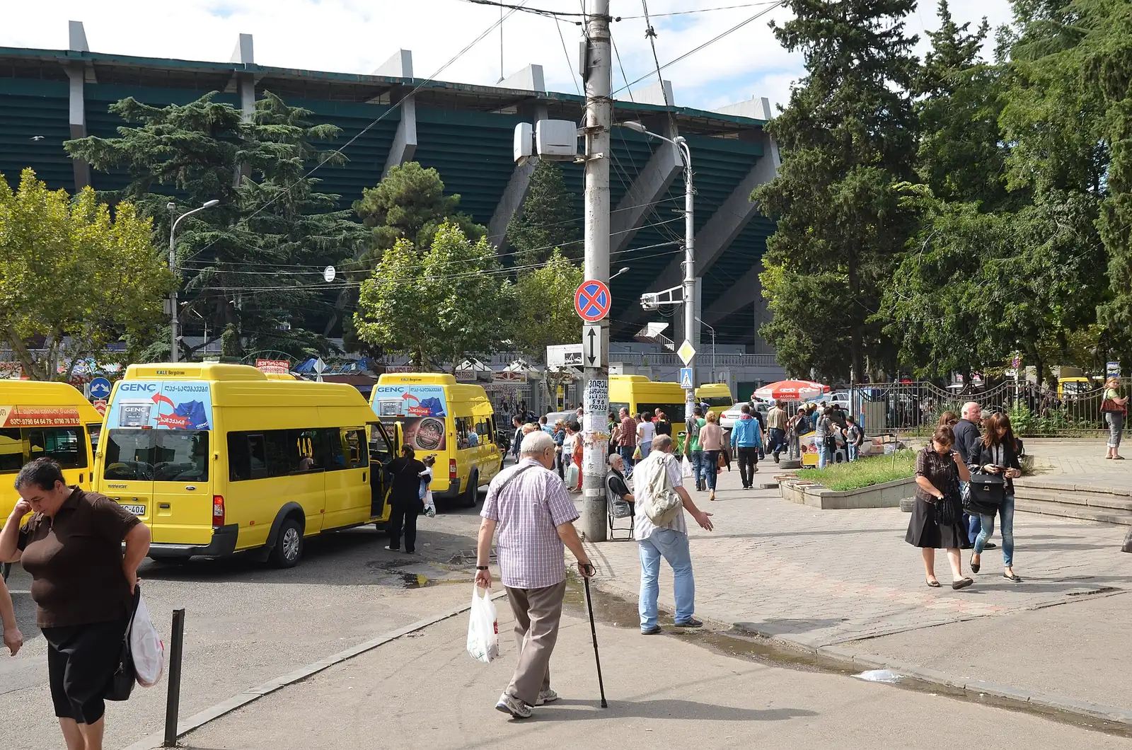 Marshrutkas jaunes à l'arrêt entre le stade Dinamo Arena et le marché central de Tbilissi