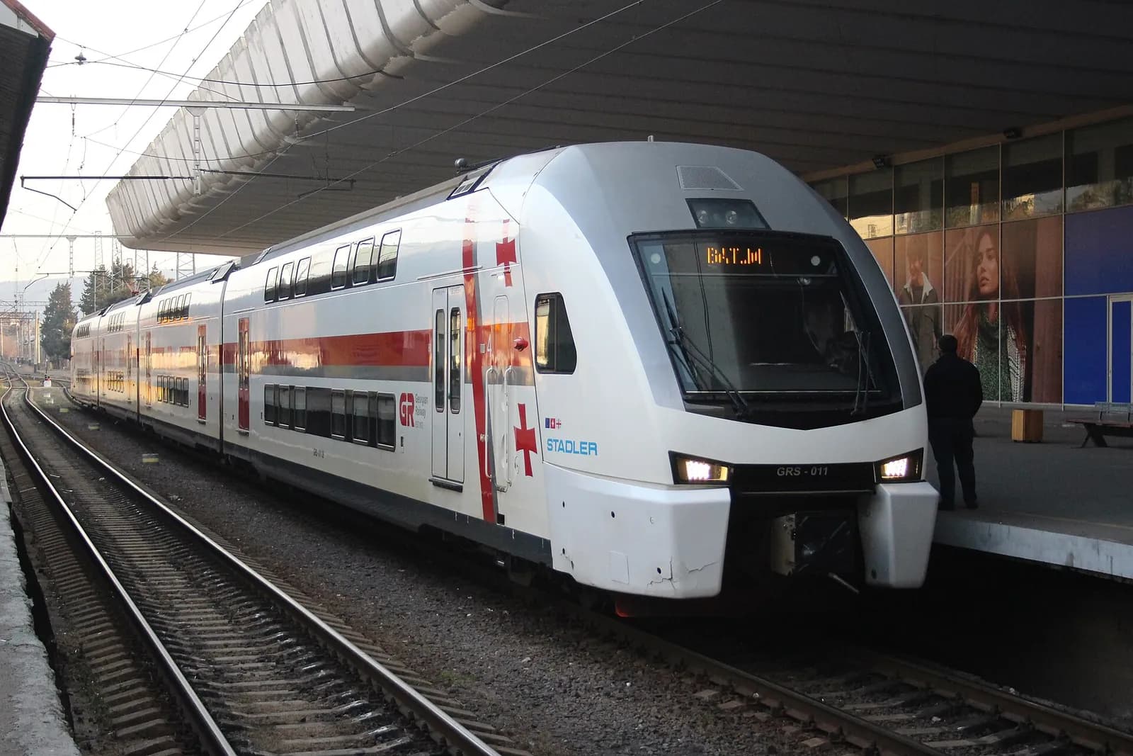 Train Stadler de Georgian Railway à quai sous l'auvent de la gare de Tbilissi, arrivé de Batoumi