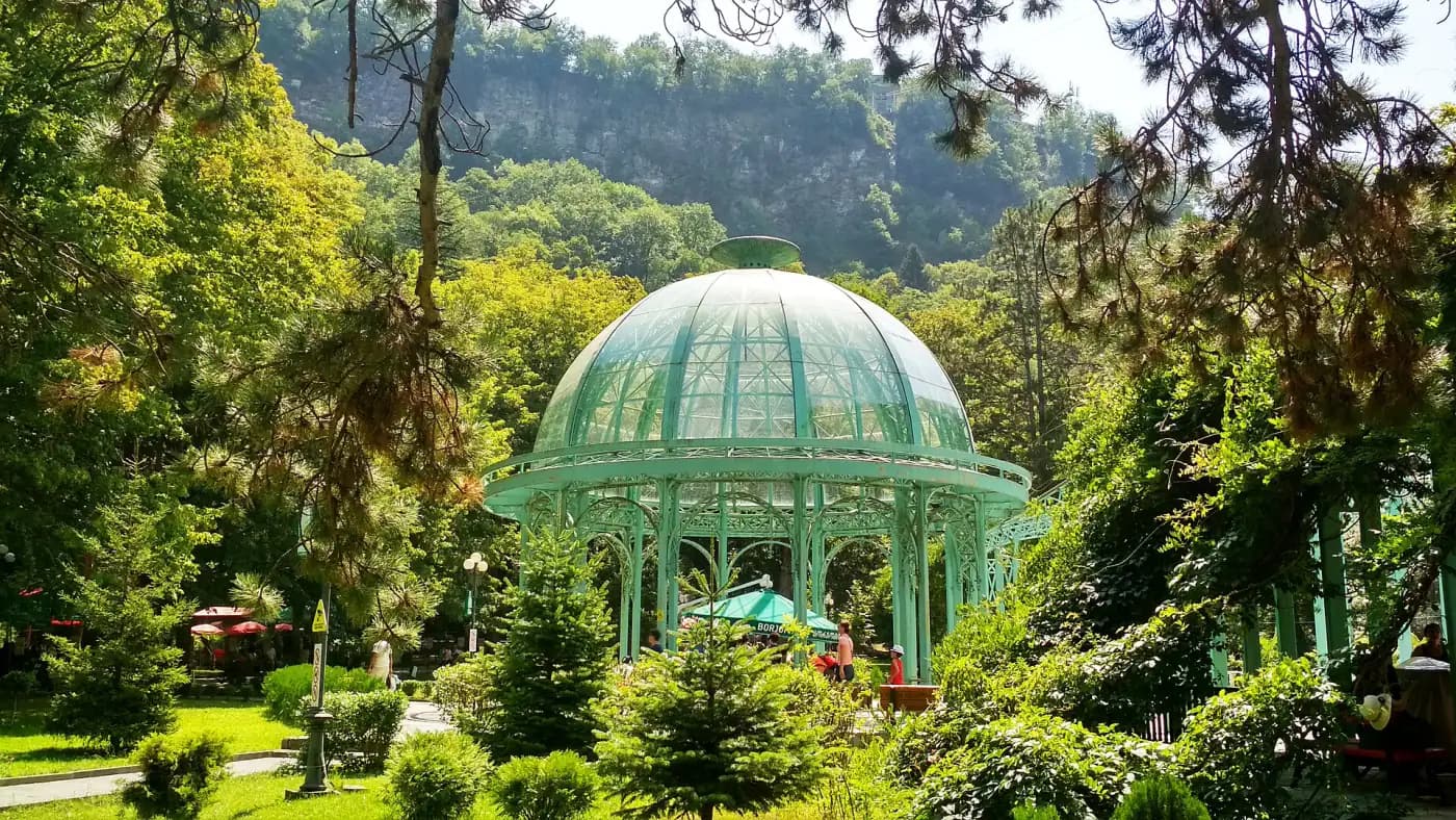 Pavillon vitré de la source principale dans le parc central de Borjomi