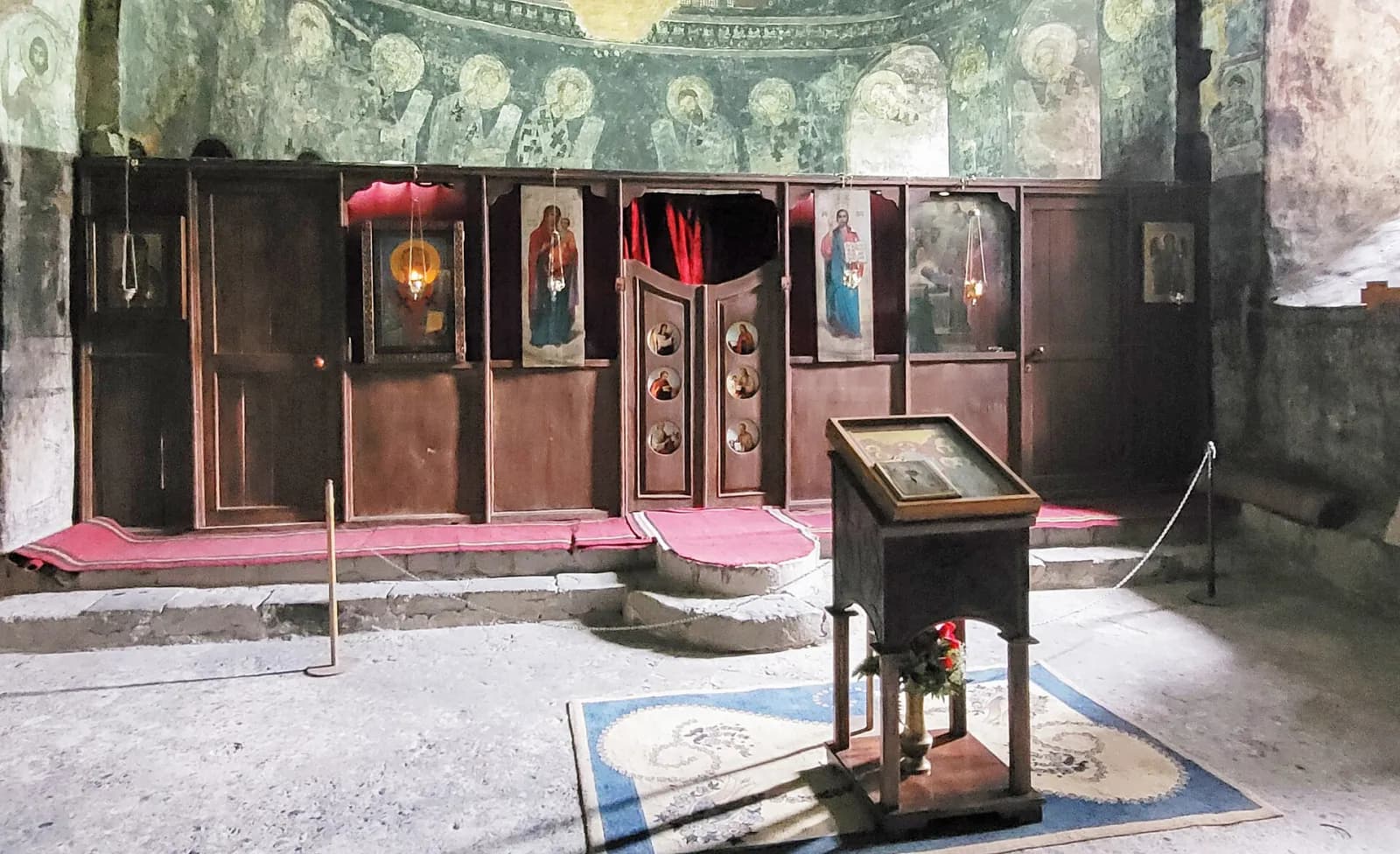 Intérieur de l'église de la Dormition à Vardzia, avec son iconostase en bois et ses fresques médiévales