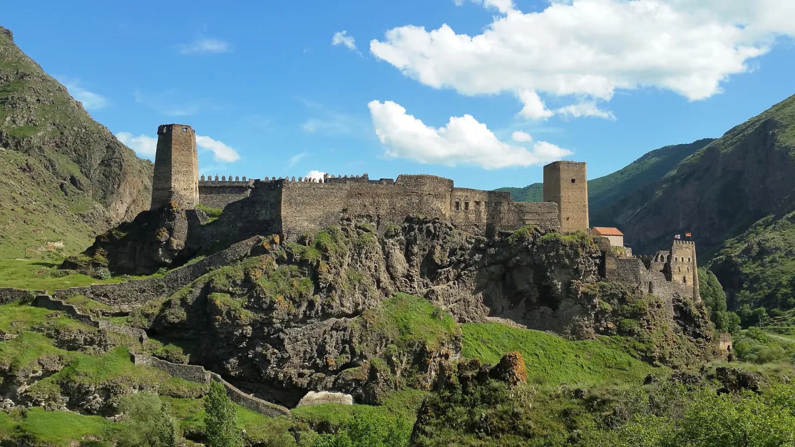 La forteresse de Khertvisi, ses tours et ses remparts de pierre sur un promontoire rocheux