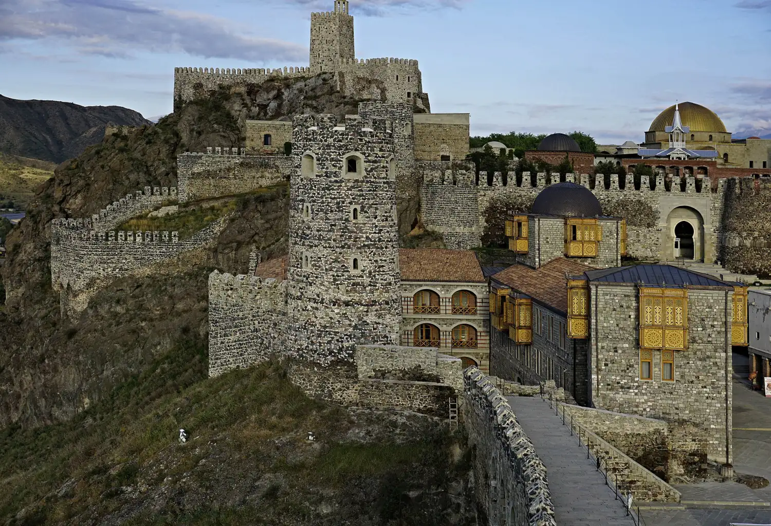 Tours, remparts crénelés et bâtiments à balcons en bois de la forteresse de Rabati à Akhaltsikhé