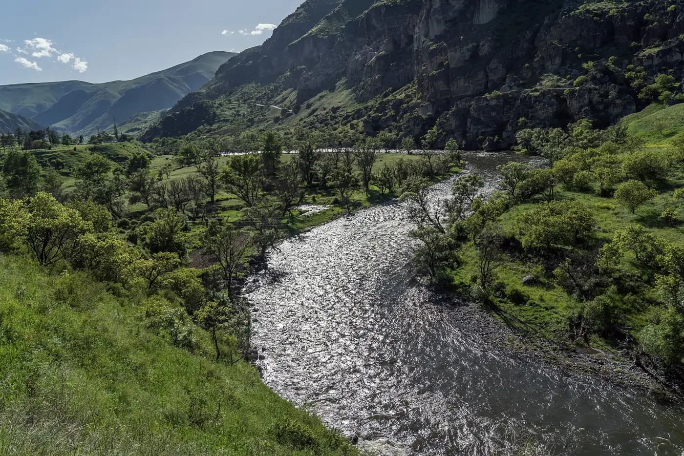La Koura serpentant entre prairies et falaises dans la vallée entre Tmogvi et Vardzia