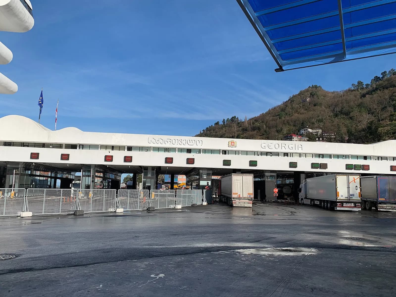 Poste frontière de Sarpi à l'entrée de la Géorgie depuis la Turquie, avec camions sous le bâtiment des contrôles
