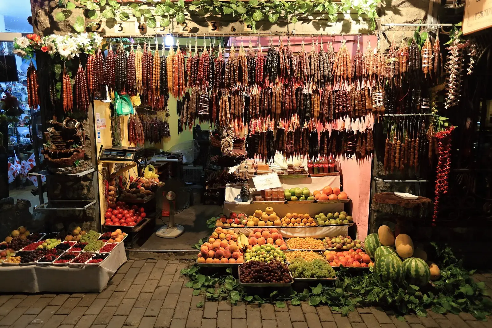 Étal de fruits frais et de churchkhela suspendues dans la vieille ville de Tbilissi, Géorgie