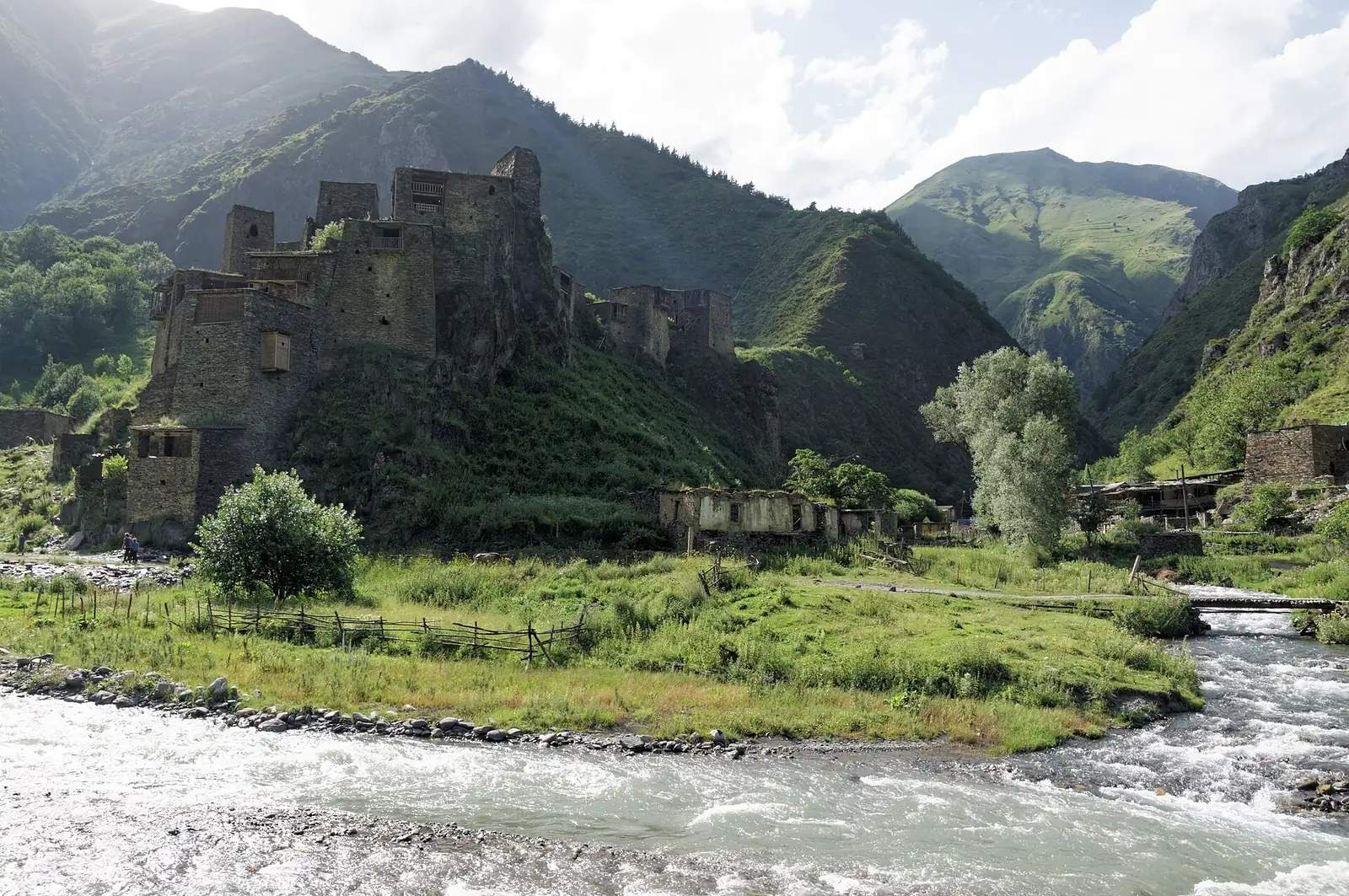 Village fortifié médiéval de Shatili et ses tours de pierre au-dessus de la rivière Argun, dans les montagnes du Grand Caucase en Khevsouréthie, Géorgie